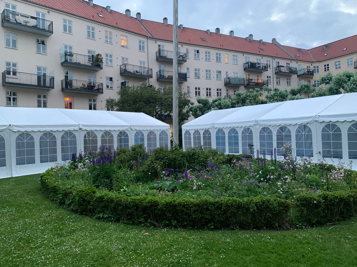 Professionelt festtelt, hvidt - 9x12m (108 kvm - ca. 80-100 gæster)